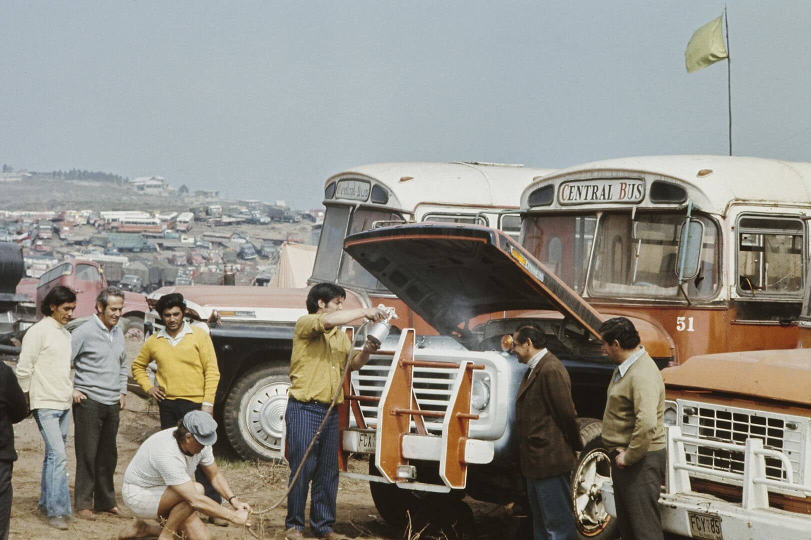Camioneros en&nbsp;huelga y&nbsp;sus veh&iacute;culos. Durante una huelga de&nbsp;miles de&nbsp;propietarios de&nbsp;camiones autobuses, autom&oacute;viles y&nbsp;otros veh&iacute;culos comerciales, muchos estaban estacionados en&nbsp;una zona de&nbsp;Valpara&iacute;so. Mientras la&nbsp;huelga de&nbsp;los comerciantes entraba en&nbsp;su&nbsp;cuarto d&iacute;a y&nbsp;la&nbsp;huelga de&nbsp;los camioneros entraba en&nbsp;su&nbsp;d&iacute;a 47, Salvador Allende fue derrocado por un&nbsp;golpe militar.