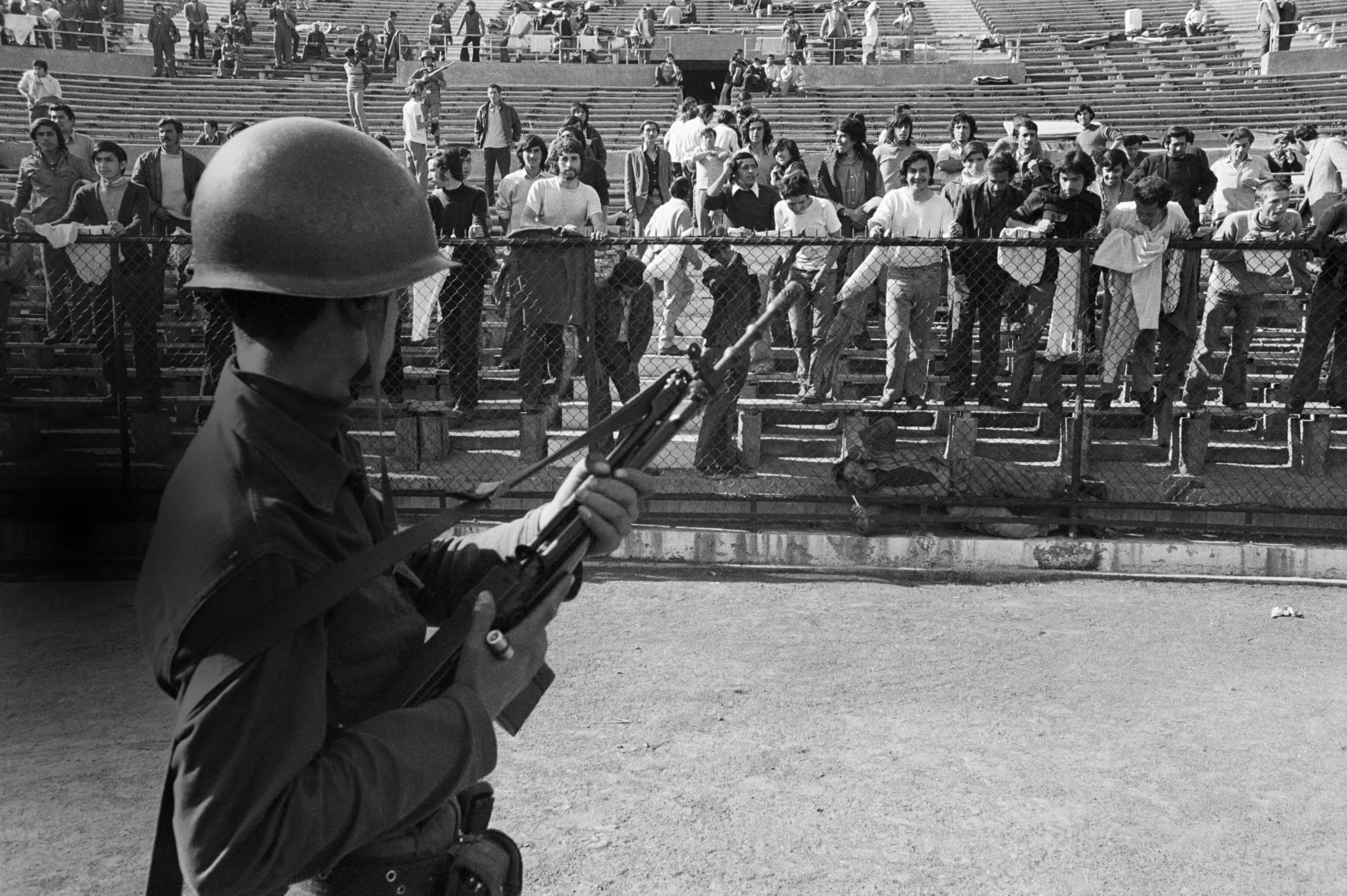 Un&nbsp;soldado del Ej&eacute;rcito chileno vigila a&nbsp;los presos pol&iacute;ticos detenidos en&nbsp;el&nbsp;Estadio Nacional de&nbsp;Santiago, el&nbsp;11&nbsp;de septiembre de&nbsp;1973.