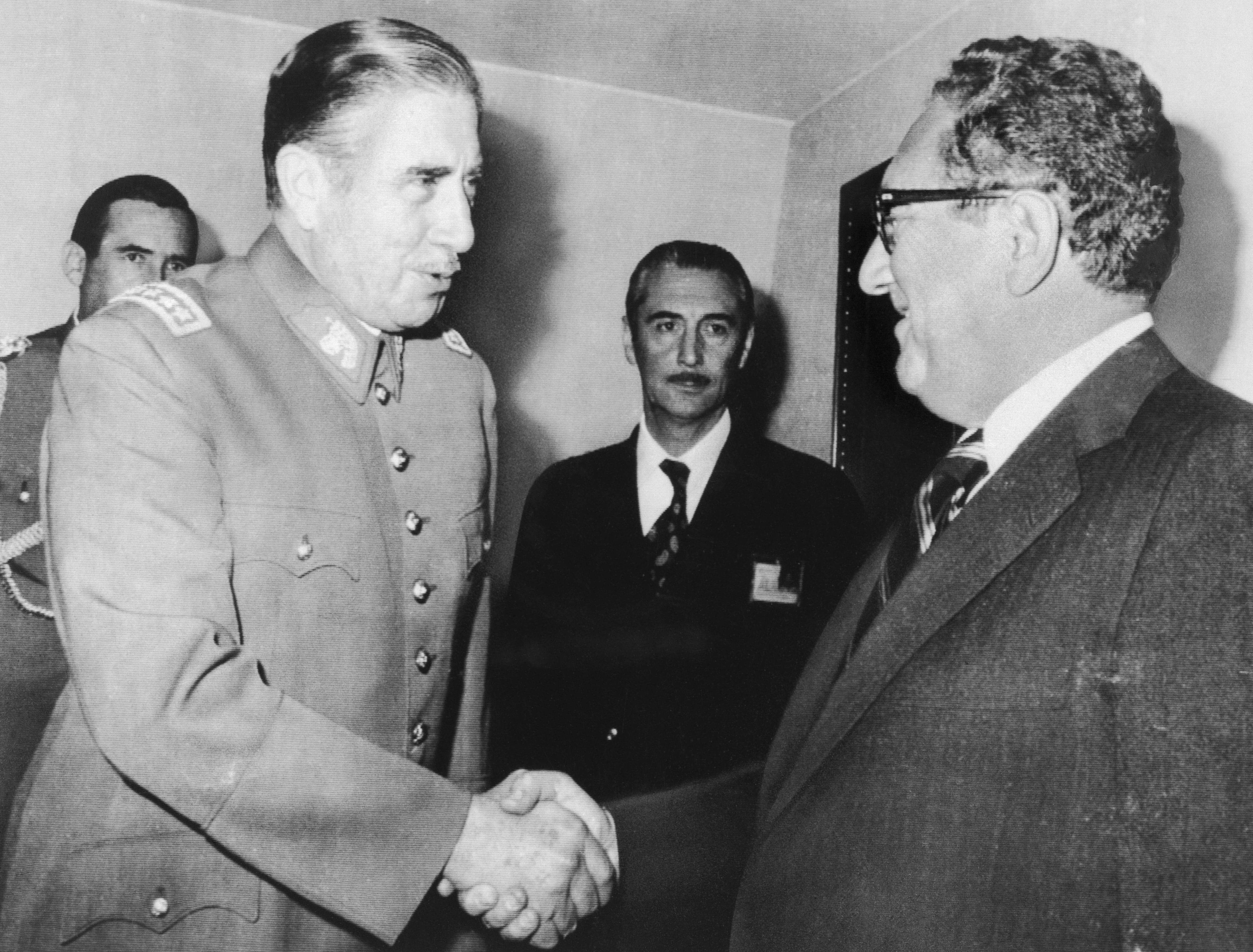 Pinochet saluda a&nbsp;Kissinger en&nbsp;su&nbsp;despacho en&nbsp;Santiago, el&nbsp;8&nbsp;de junio de&nbsp;1976. Kissinger le&nbsp;dej&oacute; claro a&nbsp;Pinochet que su&nbsp;cr&iacute;tica p&uacute;blica era solo un&nbsp;espect&aacute;culo y&nbsp;parte de&nbsp;un&nbsp;esfuerzo por aplacar al&nbsp;Congreso de&nbsp;los Estados Unidos. Durante su&nbsp;charla privada, Kissinger enfatiz&oacute; que &eacute;l&nbsp;y&nbsp;la&nbsp;administraci&oacute;n Ford estaban del lado de&nbsp;Pinochet
