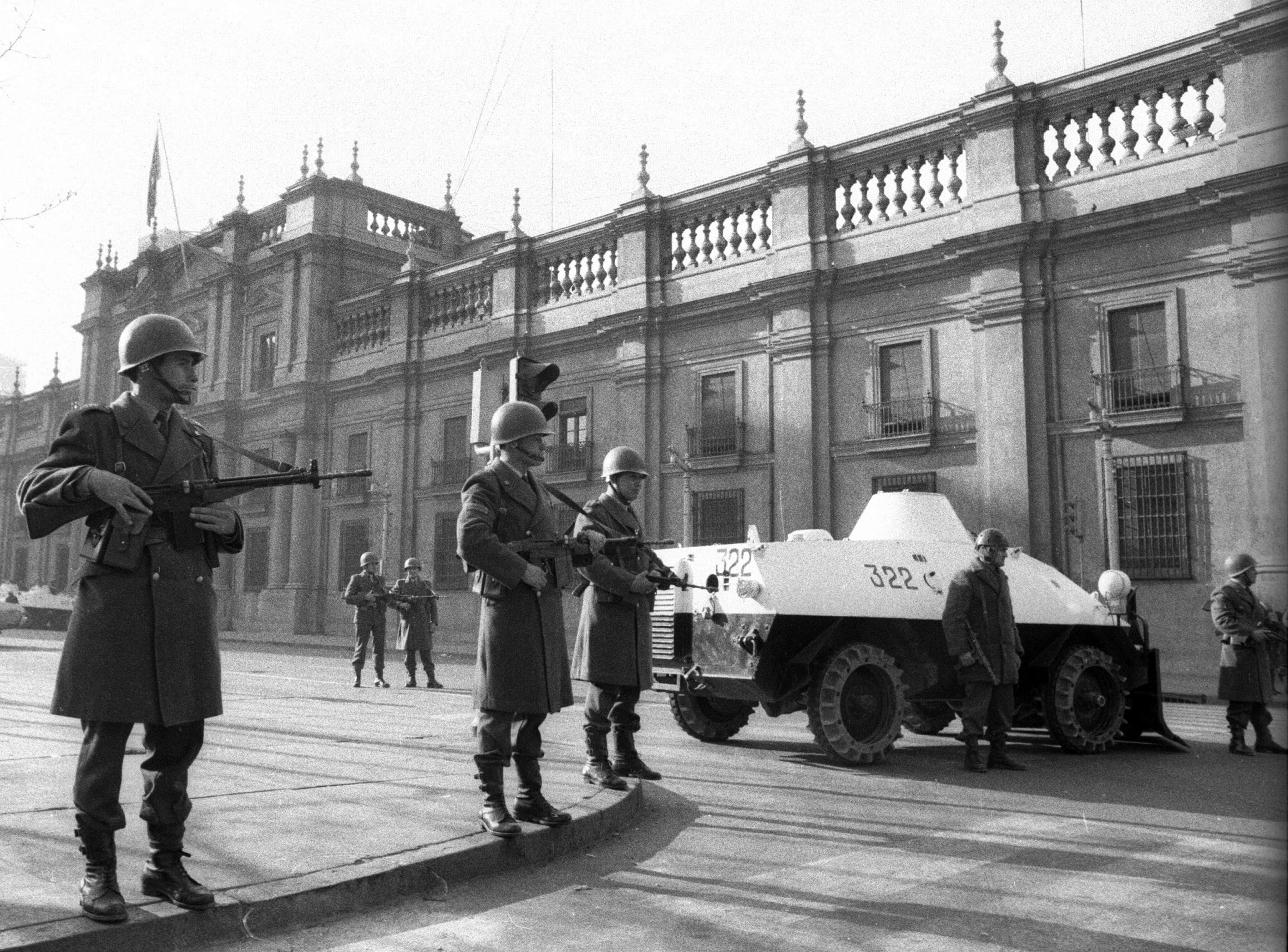 Carabineros rodean el&nbsp;Palacio de&nbsp;La&nbsp;Moneda a&nbsp;las 8:00&nbsp;de la&nbsp;ma&ntilde;ana del 11&nbsp;de septiembre de&nbsp;1973. Obligados por ley a&nbsp;ser la&nbsp;Guardia Presidencial, una hora m&aacute;s tarde traicionaron al&nbsp;presidente Salvador Allende, cambi&aacute;ndose de&nbsp;bando, y&nbsp;uni&eacute;ndose al&nbsp;golpe liderado por el&nbsp;general Augusto Pinochet.