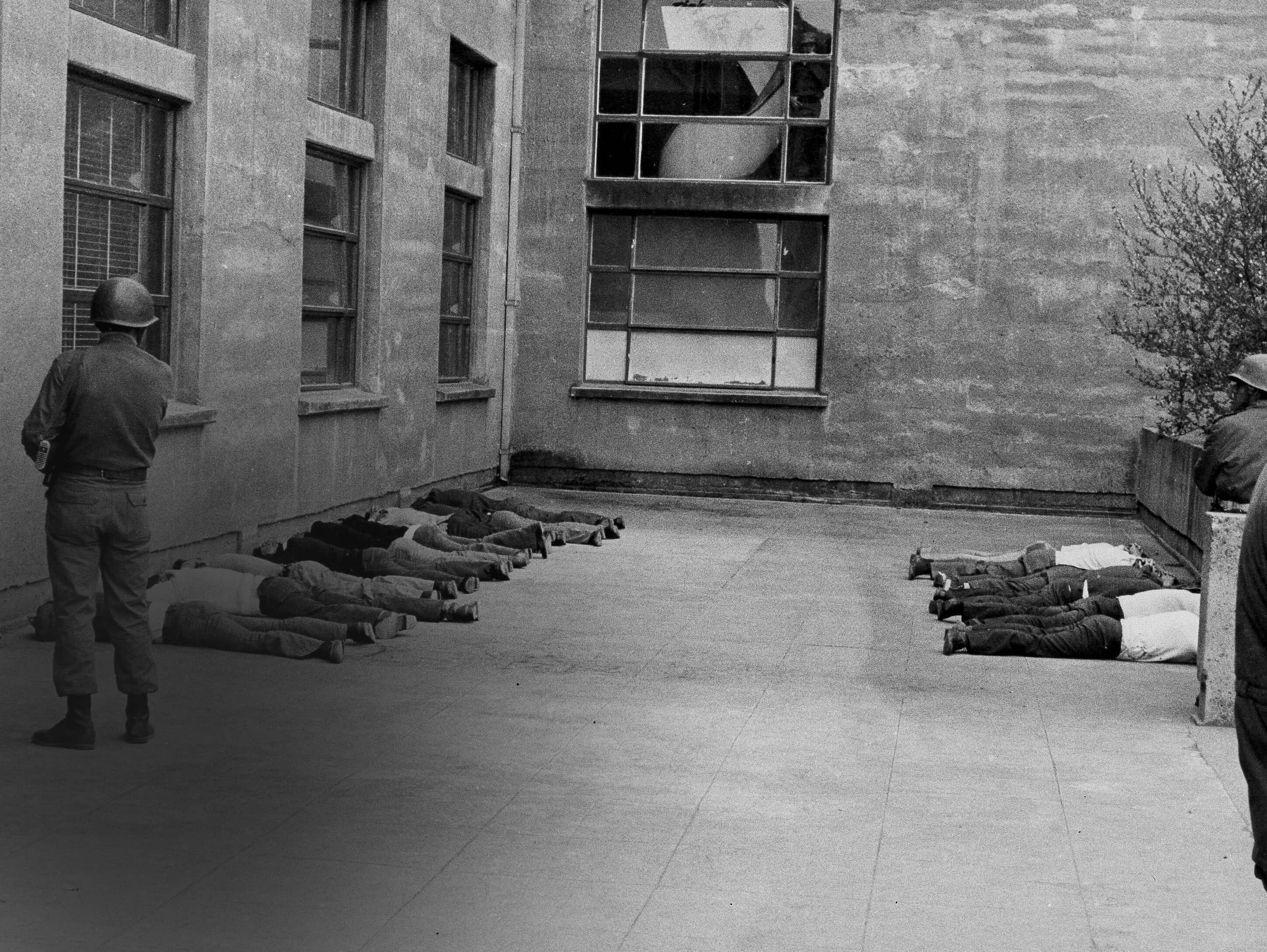 Chilenos yacen en&nbsp;el&nbsp;suelo tras ser detenidos por los militares durante el&nbsp;golpe de&nbsp;Estado contra el&nbsp;gobierno del presidente Salvador Allende, Santiago, el&nbsp;11&nbsp;de septiembre de&nbsp;1973.