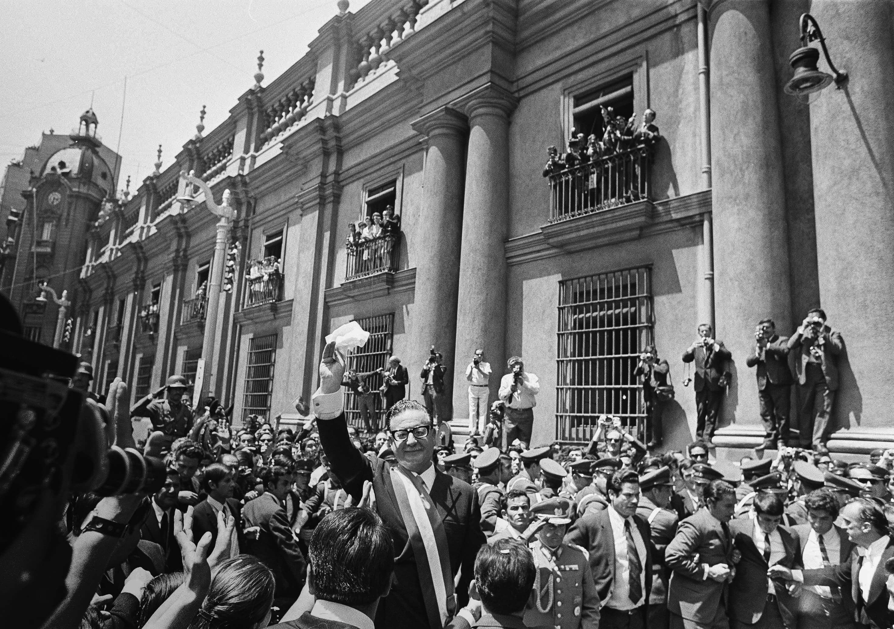 El&nbsp;reci&eacute;n investido presidente Salvador Allende saluda a&nbsp;la&nbsp;gente mientras camina por la&nbsp;calle del Congreso a&nbsp;la&nbsp;Catedral en&nbsp;Santiago, el&nbsp;3&nbsp;de noviembre de&nbsp;1970.