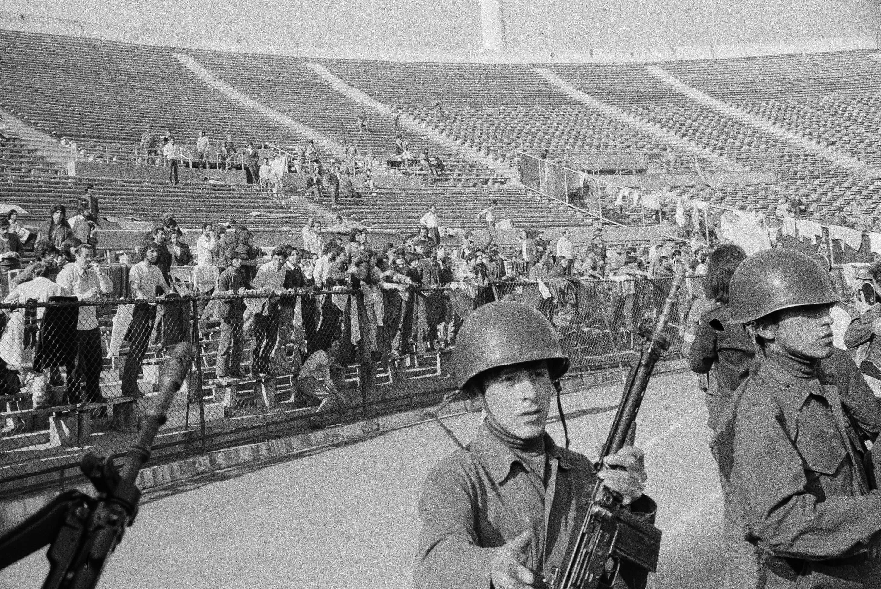 Presos detenidos tras el&nbsp;golpe contra Salvador Allende en&nbsp;el&nbsp;Estadio Nacional de&nbsp;Santiago.