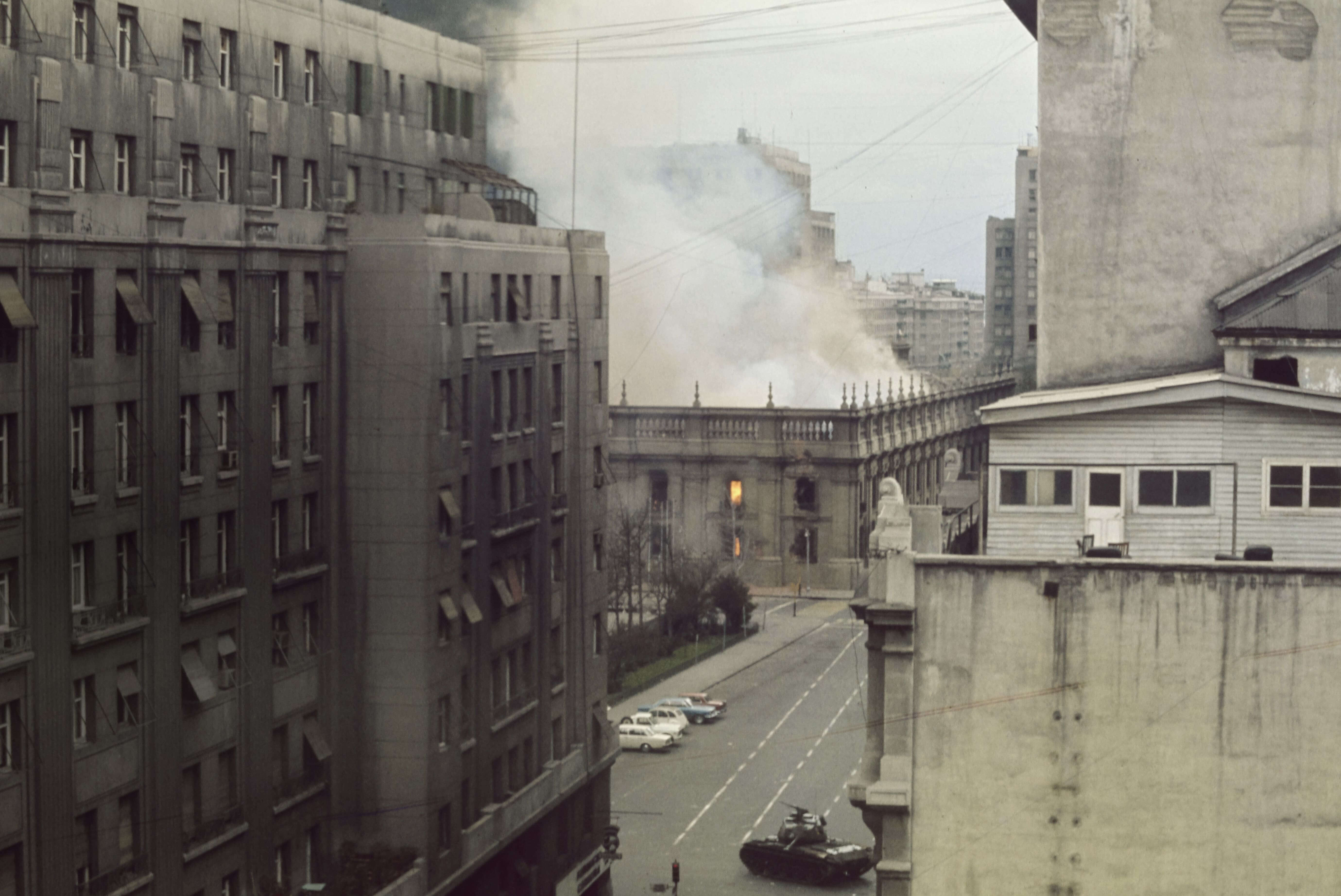 El&nbsp;Palacio de&nbsp;La&nbsp;Moneda, atacado por tanques a&nbsp;corta distancia, mientras que aviones lo&nbsp;bombardean durante el&nbsp;golpe militar contra el&nbsp;gobierno del presidente Salvador Allende.