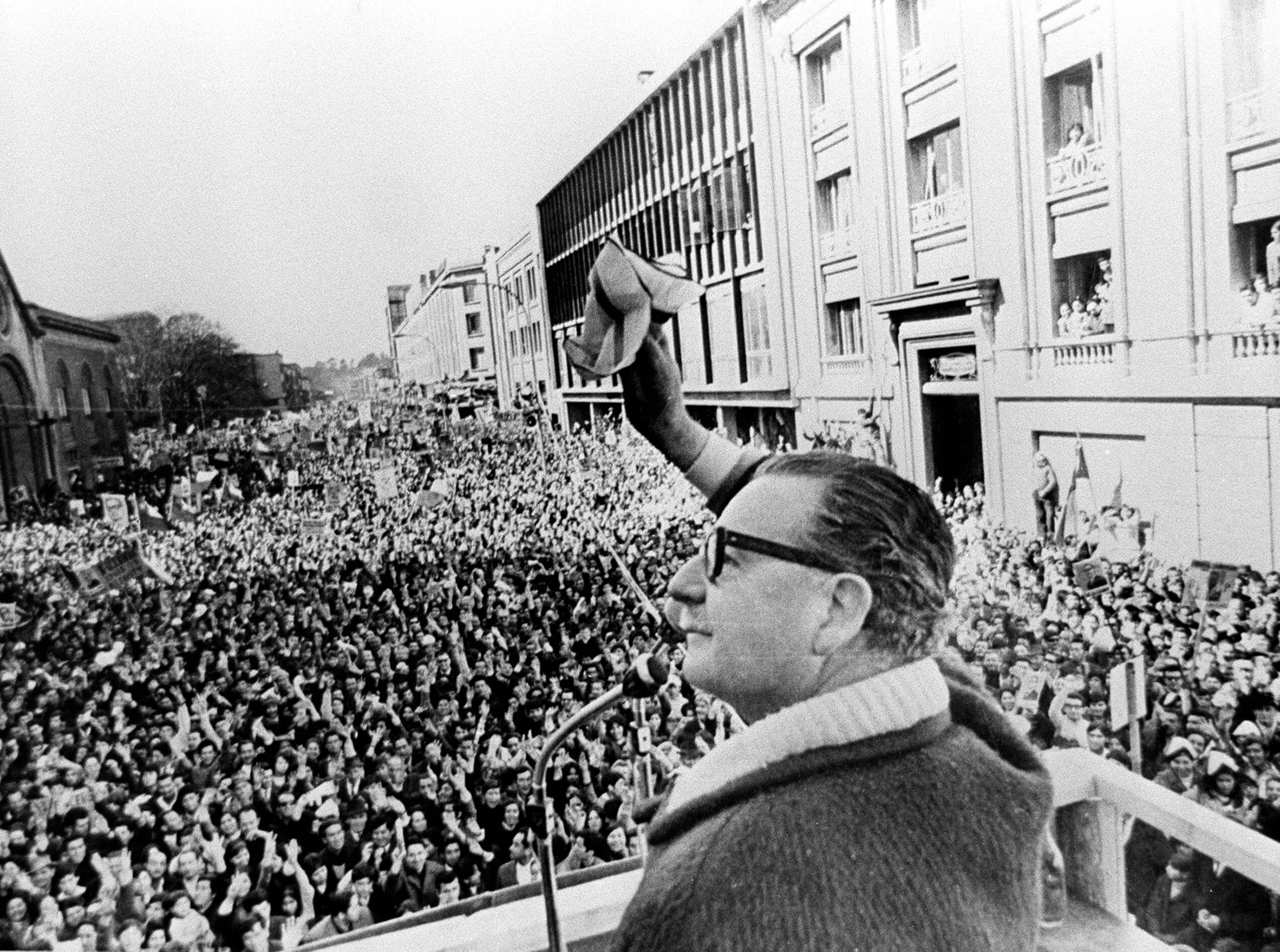 Salvador Allende habla ante una multitud en&nbsp;Santiago de&nbsp;Chile