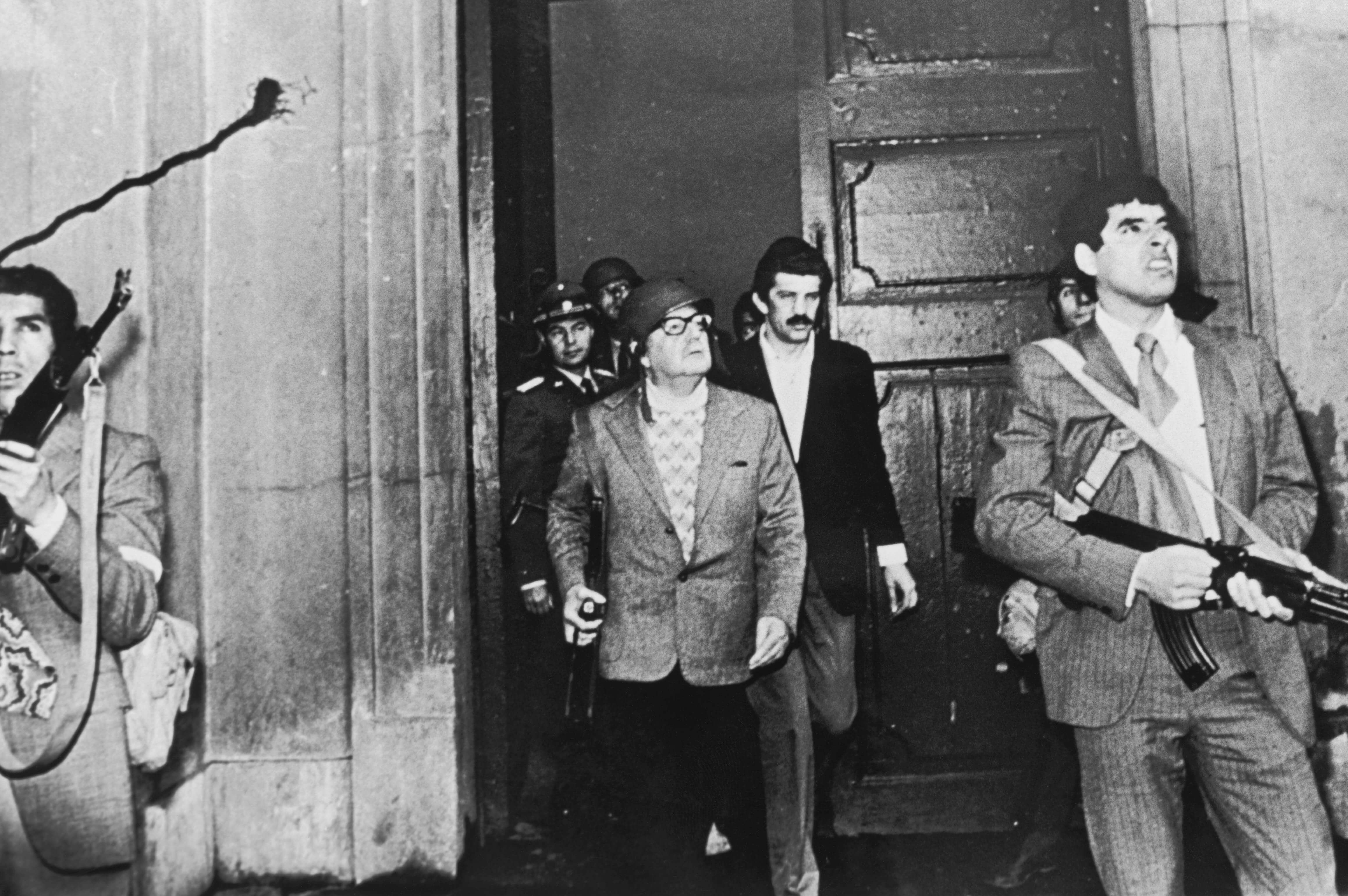 Salvador Allende fotografiado durante el&nbsp;asedio de&nbsp;La&nbsp;Moneda el&nbsp;d&iacute;a del golpe militar que lo&nbsp;derroc&oacute;.