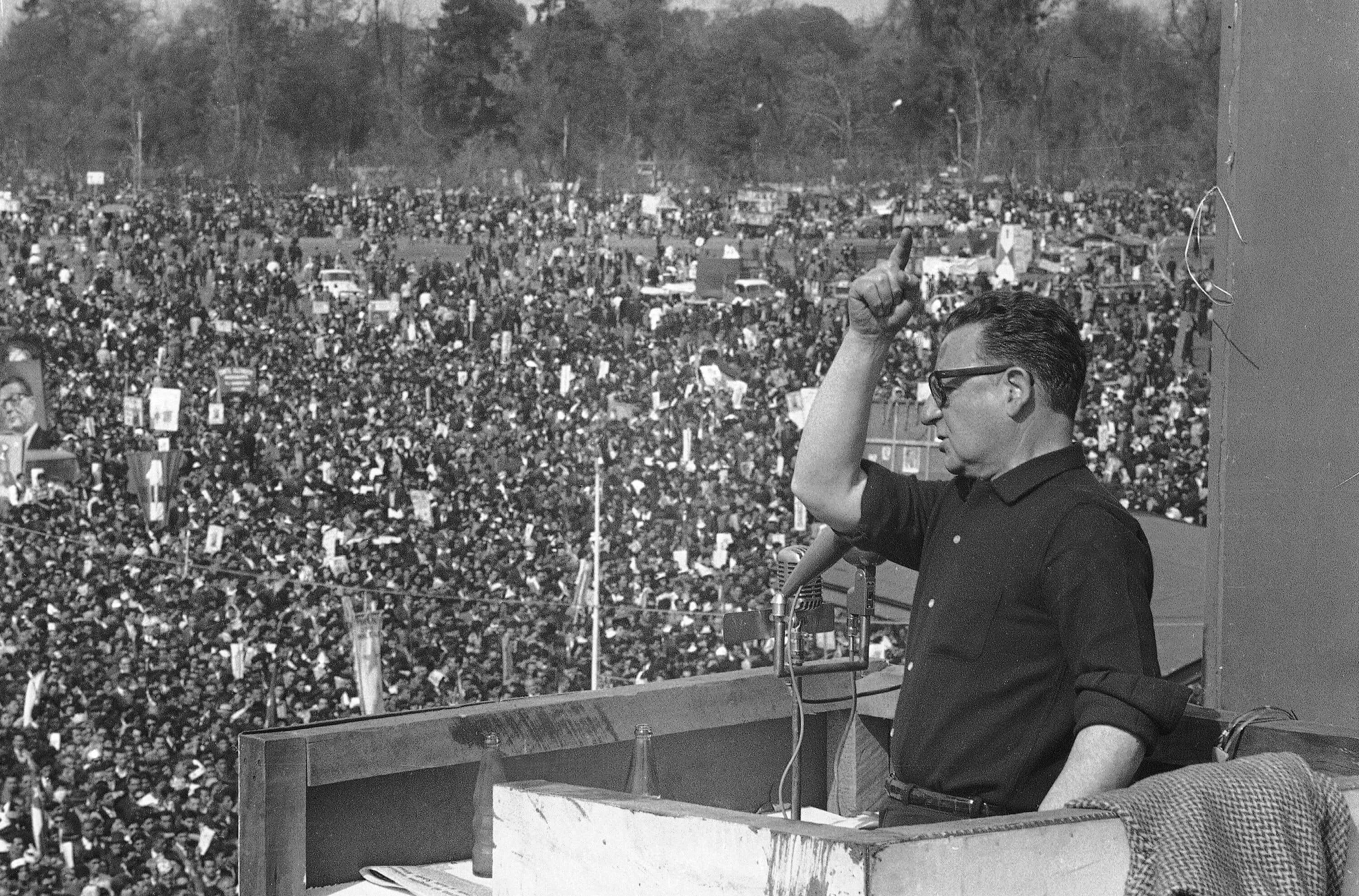 El&nbsp;candidato presidencial socialista Salvador Allende se&nbsp;dirige a&nbsp;la&nbsp;multitud en&nbsp;Santiago, el&nbsp;30&nbsp;de agosto de&nbsp;1970.