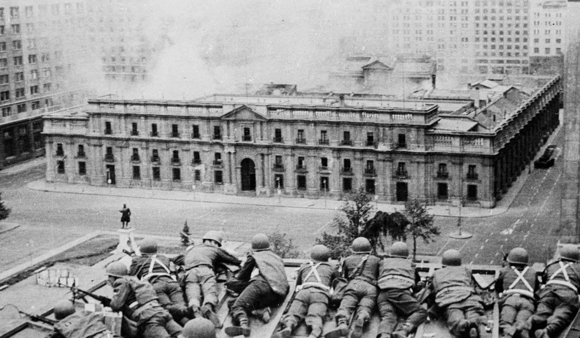 Soldados golpistas se&nbsp;ponen a&nbsp;cubierto mientras caen bombas sobre el&nbsp;Palacio de&nbsp;La&nbsp;Moneda.