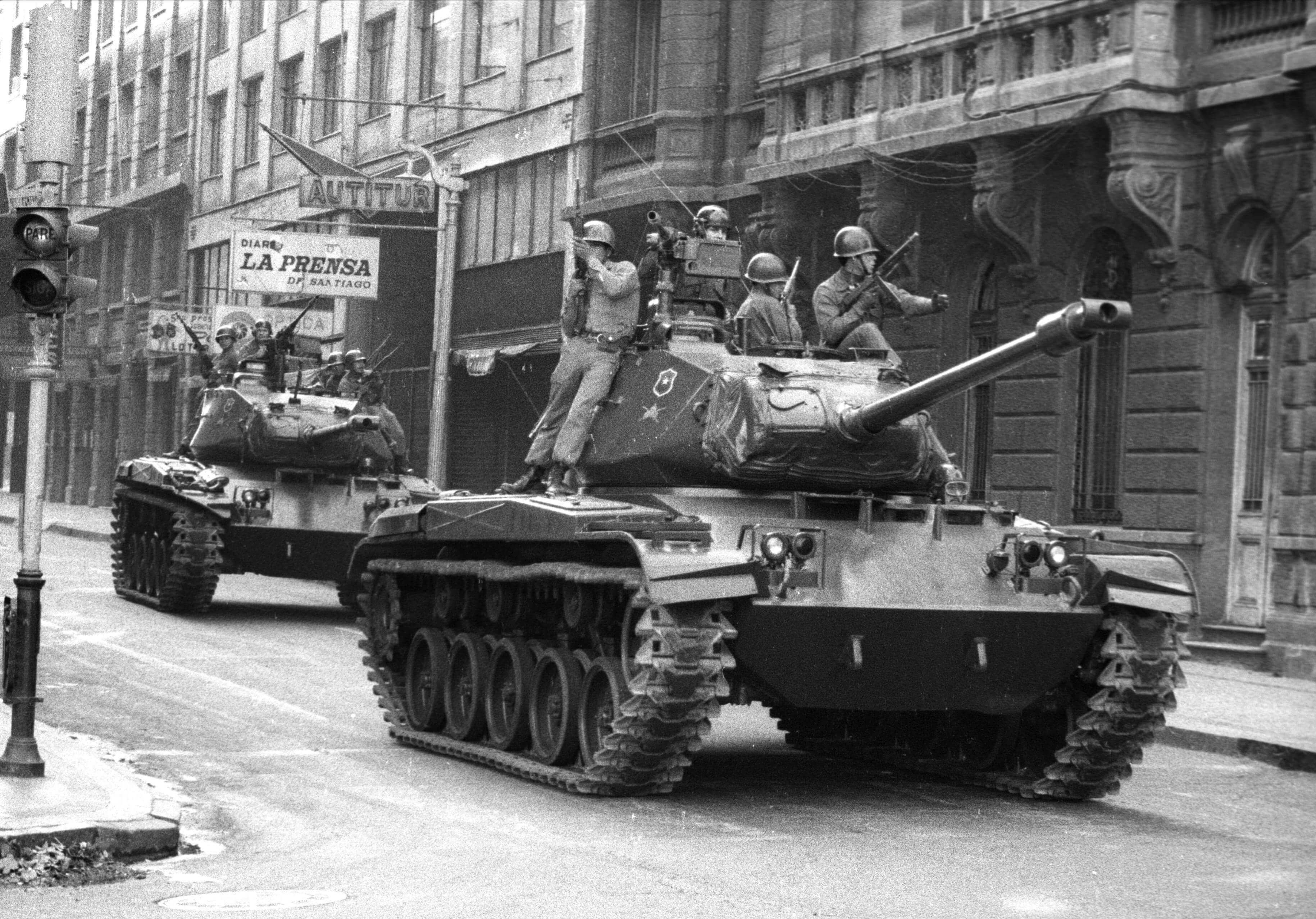 Tanques se&nbsp;acercan a&nbsp;La&nbsp;Moneda a&nbsp;las 10:00&nbsp;de la&nbsp;ma&ntilde;ana la&nbsp;durante el&nbsp;golpe de&nbsp;Estado encabezado por general Augusto Pinochet.
