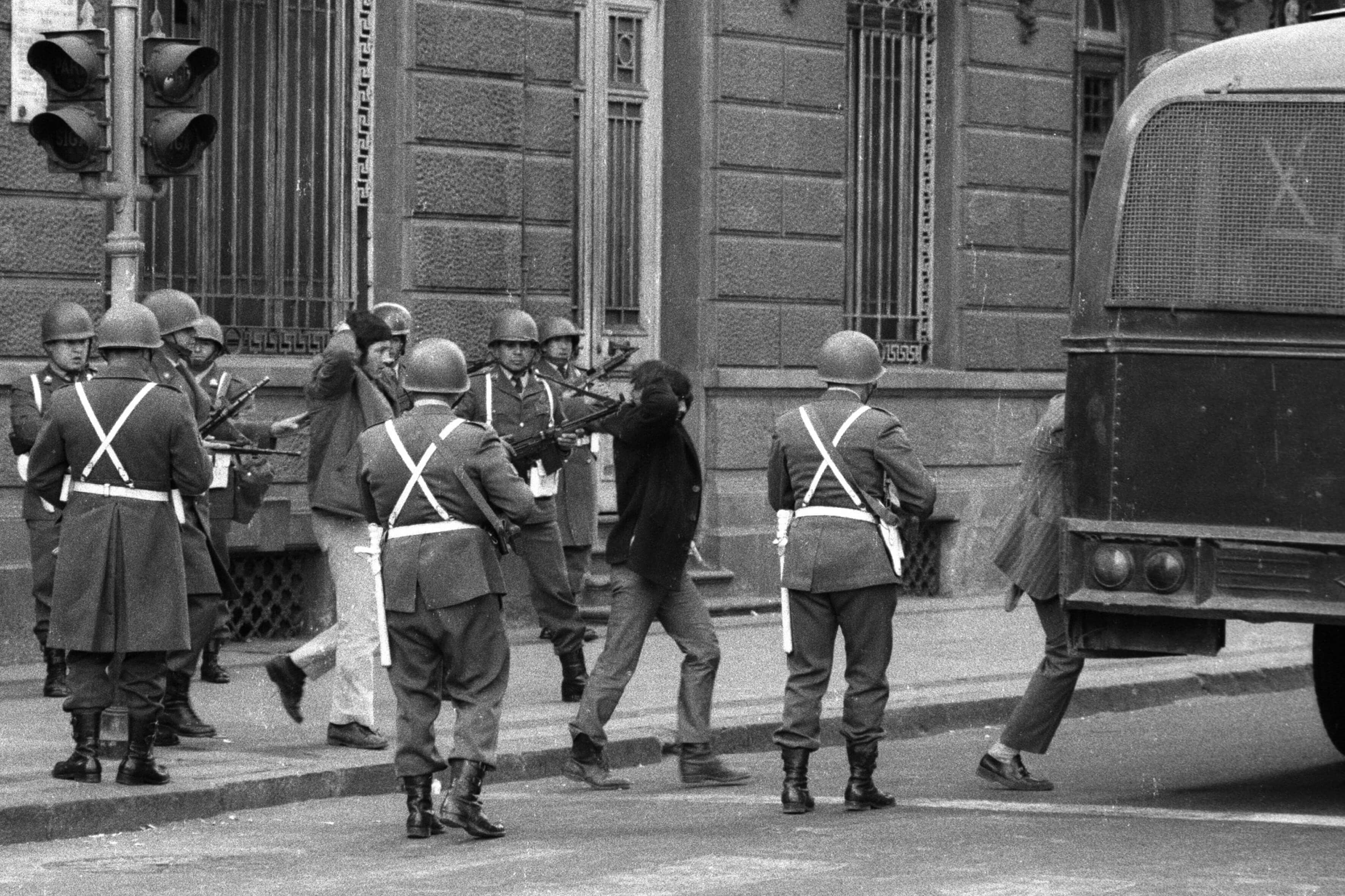Un&nbsp;grupo de&nbsp;guardaespaldas de&nbsp;Salvador Allende, escoltados por Carabineros frente a&nbsp;La&nbsp;Moneda. Todos ellos fueron asesinados posteriormente.