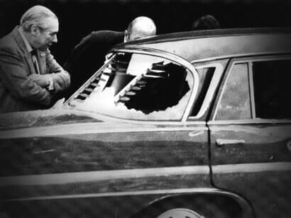 Autom&oacute;vil del general Schneider despu&eacute;s del atentado.